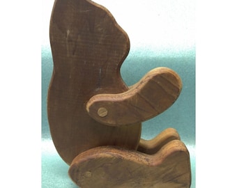 Figura rústica de oso de madera hecha a mano con brazos y piernas articulados.