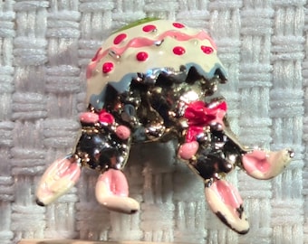 Pin de solapa de cangrejo esmaltado con lazo rosa y lunares rojos, estilo vintage femenino.