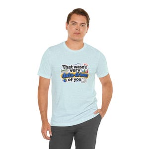 Può includere: Una t-shirt mélange azzurro chiaro con una stampa grafica che riporta il testo "That wasn't very data-driven of you" in nero e blu, accompagnata da piccole illustrazioni di un foglio di calcolo, un grafico a barre, un grafico a torta e un grafico a linee.