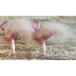 Set di 2 ornamenti natalizi in vetro soffiato a forma di fenicottero rosa con coda di piuma di Kohl's.