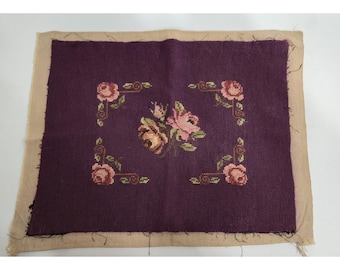 Diseño vintage de bordado de punto de cruz con flores de ciruela morada.