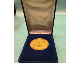 Medalla al Mérito: Grupo de Trabajo Presidencial Republicano, diseño de águila en tono dorado (estuche de terciopelo azul)