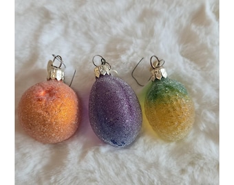 Juego vintage de 3 adornos de frutas escarchadas (Dpto. 56): naranja, ciruela y mango