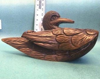 Figura única de pato de madera tallada a mano con intrincados detalles de plumas.