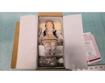 Muñeca Ashton Drake "Horneando Galletas" Colección Navideña Hummel