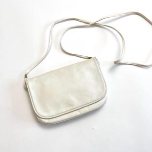70s Tasche weiß klein Leder Vintage Ledertasche ausknöpfbare Fächer mini Umhängetasche