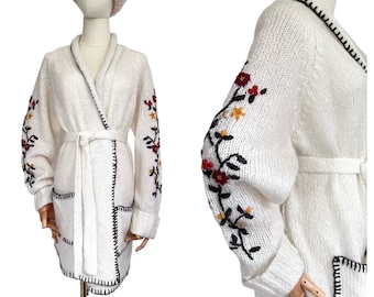 Bohemian Strickjacke bunte Stickerei Blumenmuster Lang mit Gürtel / True Vintage Cardigan L XL / Damen Jacke Wolle