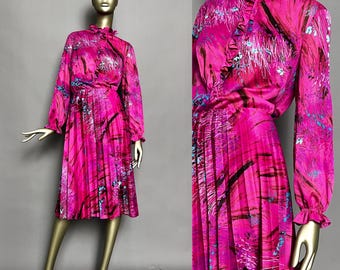 70s Pink Dress / Colorful Ruffled Long-Sleeved Dress / Pleated Skirted Boot Dress / Lady Chic / Ruffled Collar L