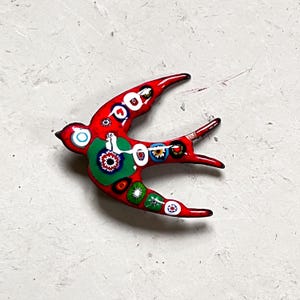 Vintage Anstecknadel Emaille Vogel bunt 1970er Brosche Schwalbe Hippie Bohemian