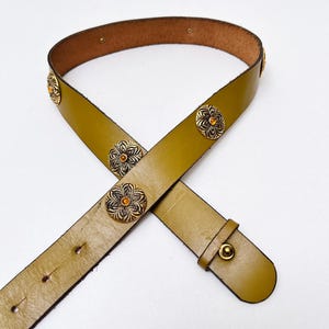 Vintage belt leather olive ornaments metal / women&#39;s belt / waist belt green / 80s accessories woman / belt for jackets
