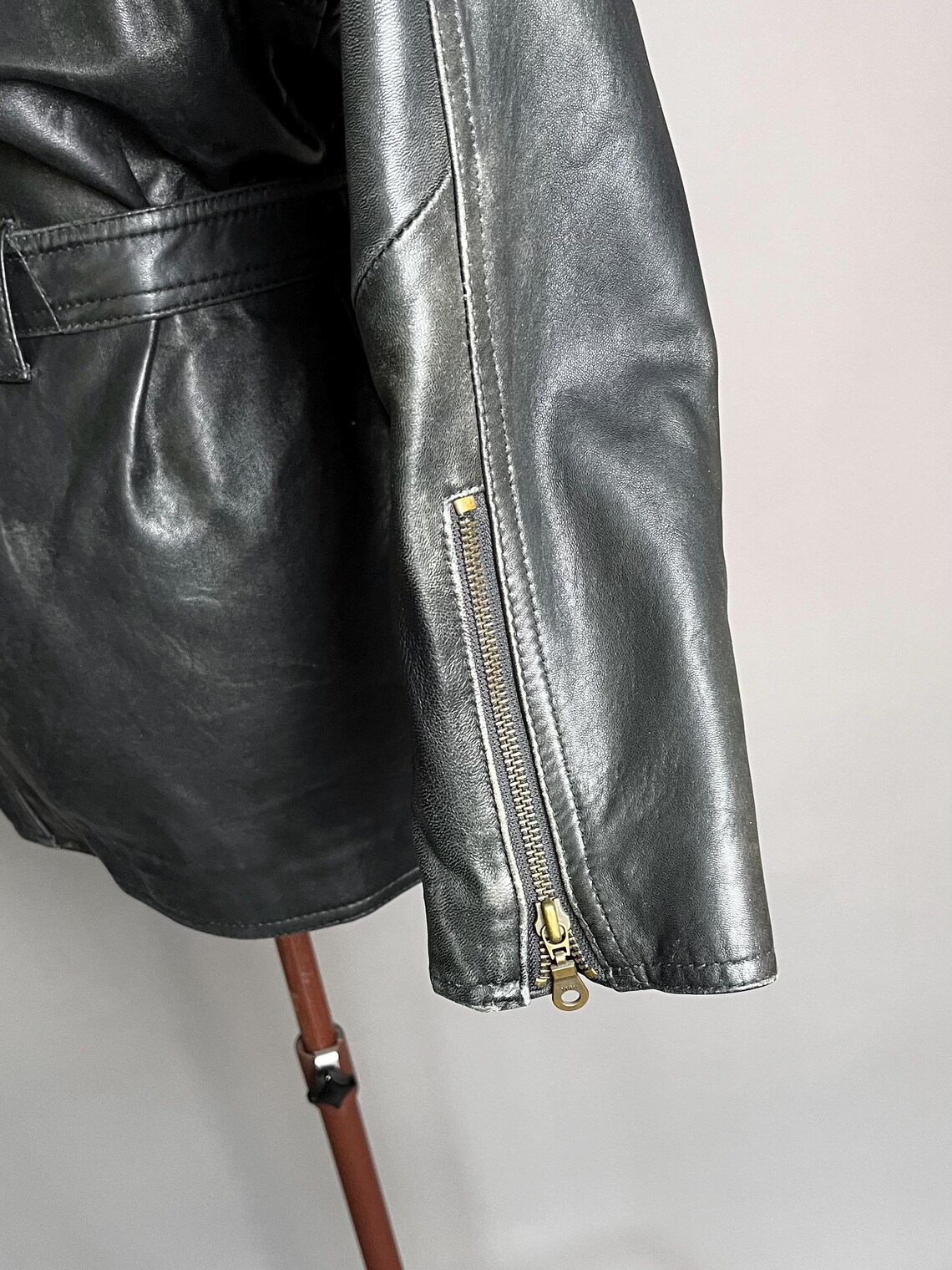 Schwarze Lederjacke 90er Jahre S, Vintage Jacke aus Leder, Bikerjacke unisex, foto 3 di 5