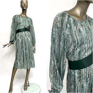 Tunic dress 1970s green A-line vintage dress oversize round neck small pattern long-sleeved 70s women