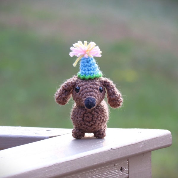 Mini perro salchicha de cumpleaños - Amigurumi de ganchillo - Perros - Cumpleaños - Perro salchicha de ganchillo - Animal de ganchillo - Peluche - Perro salchicha de peluche - Regalo - Perros