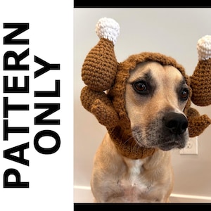 Puede incluir: Un gorro de ganchillo marrón para perro con forma de pavo asado y puntas blancas en los muslos. El texto PATTERN ONLY está impreso en negro a la izquierda. El gorro presenta una construcción de hilo texturizado con aberturas para las orejas.