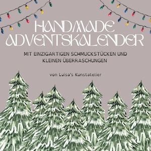 Puede incluir: Un gráfico de color violeta claro con una cadena de luces navideñas de colores en la parte superior y una fila de pinos verdes en la parte inferior. El texto dice HANDMADE ADVENTSKALENDER, MIT EINZIGARTIGEN SCHMUCKSTÜCKEN UND KLEINEN ÜBERRASCHUNGEN, von Luisa's Kunstatelier.