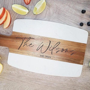 Tabla de servir de mármol y madera de acacia personalizada con posavasos. Regalo de boda personalizado para pareja, regalo de inauguración de la casa, tabla de embutidos.