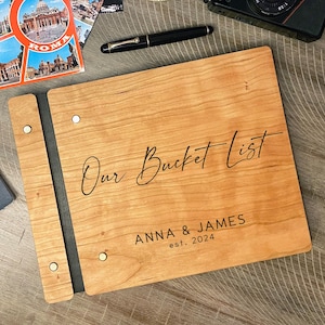 Notre liste de seaux, livre d'or avec couverture en bois, liste de seaux personnalisée, cadeau de mariage personnalisé, liste de seaux cadeau. Cadeau Saint-Valentin. Cadeau d'anniversaire