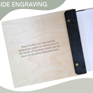 Peut inclure: Un carnet en bois avec une couverture en bois clair et un dos en cuir noir. La couverture porte un texte grav&eacute; qui se lit comme suit : &laquo; Vous souhaitez ajouter votre propre d&eacute;dicace sp&eacute;ciale, une citation ou un texte personnalis&eacute; &agrave; l'int&eacute;rieur de la couverture ? Faites-le nous savoir dans la case de personnalisation ! &raquo;