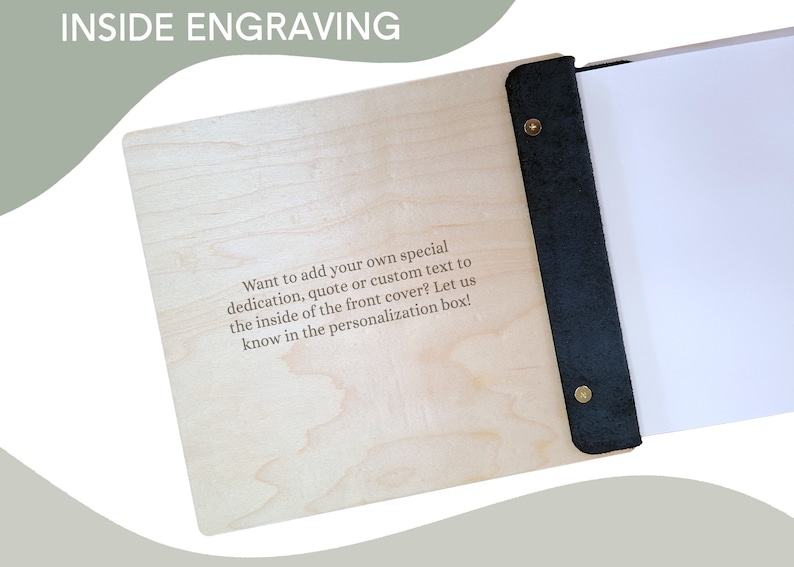 Peut inclure: Un carnet en bois avec une couverture en bois clair et un dos en cuir noir. La couverture porte un texte grav&eacute; qui se lit comme suit : &laquo; Vous souhaitez ajouter votre propre d&eacute;dicace sp&eacute;ciale, une citation ou un texte personnalis&eacute; &agrave; l'int&eacute;rieur de la couverture ? Faites-le nous savoir dans la case de personnalisation ! &raquo;