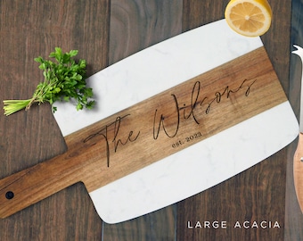 Cadeau de mariage personnalisé pour couple, planche de service personnalisée en marbre et bois d'acacia. Planche de fromages personnalisée - Cadeau de pendaison de crémaillère, Planche de charcuterie