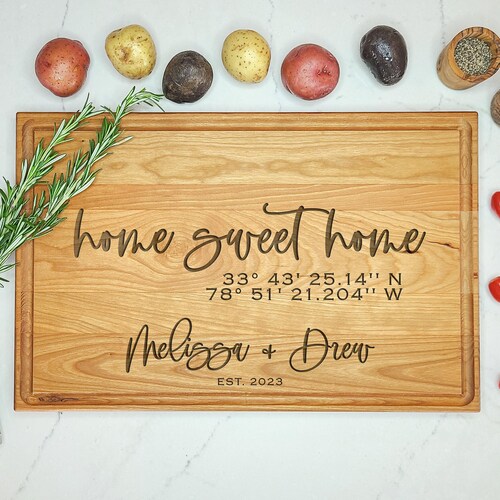 Home Sweet Home gravé - Coordonnées - Planche à découper. Cadeau personnalisé gravé sur mesure pour une première maison. Planche à découper cadeau First Home