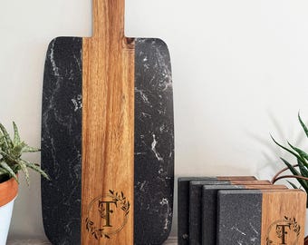 Tabla de charcutería de mármol negro y acacia personalizada con monograma floral personalizado y juego de posavasos.