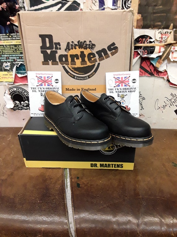 Zapato Dr Martens de 3 agujeros en color negro granulado fabricado en Inglaterra varias tallas