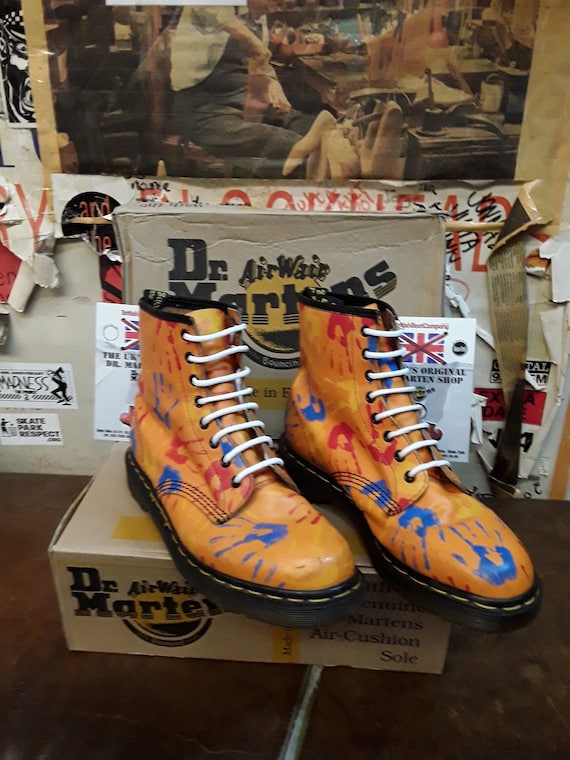 Dr Martens 1460 Stampa a mano taglia UK8 arancione vintage anni 90 Made in England Etsy Italia