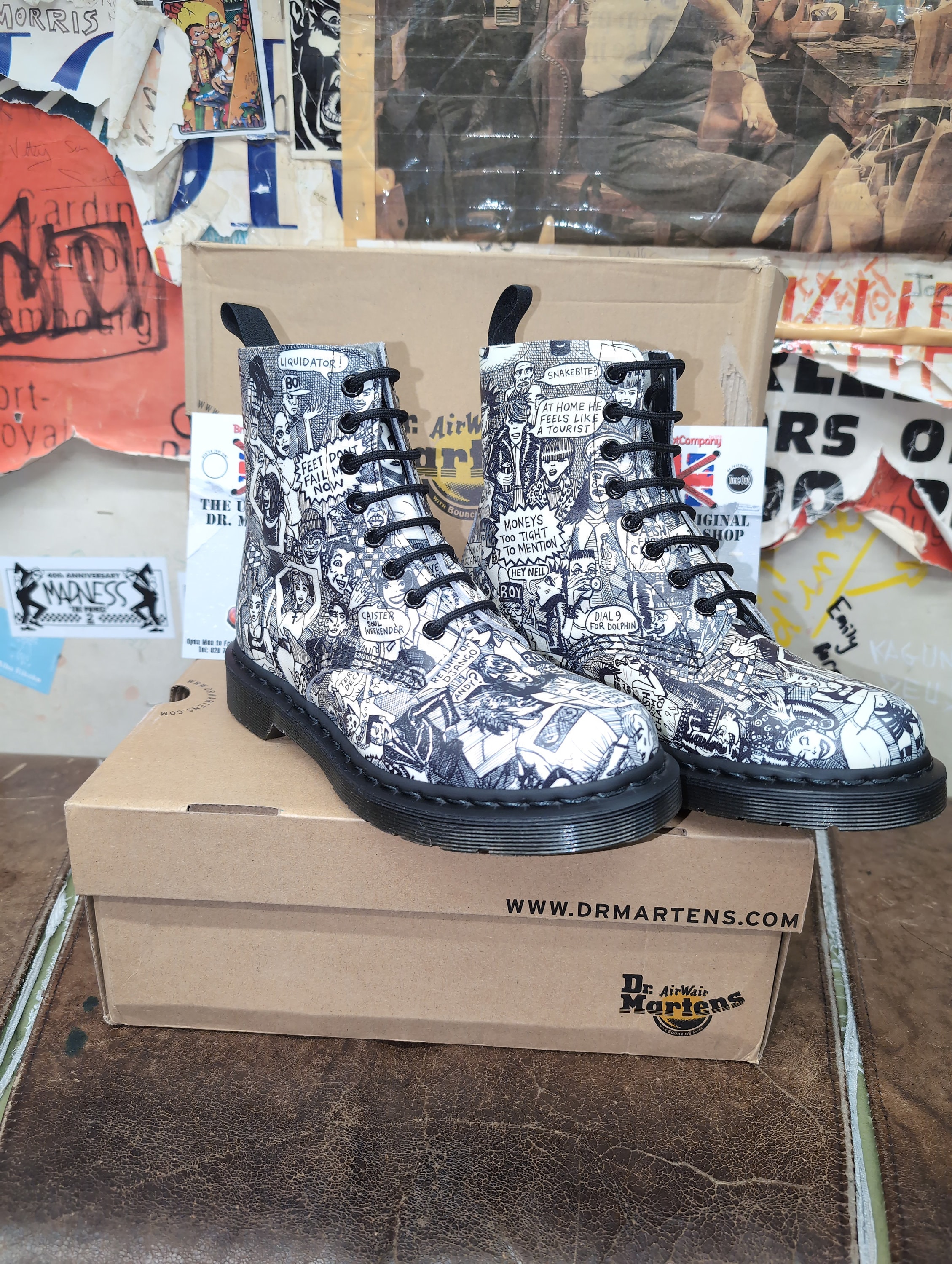 お歳暮・冬ギフト特集 2024 人気ランキング Martens Dr Mark and 5 Size Hole 8 Print People Party Wigan アート・デザイン・音楽