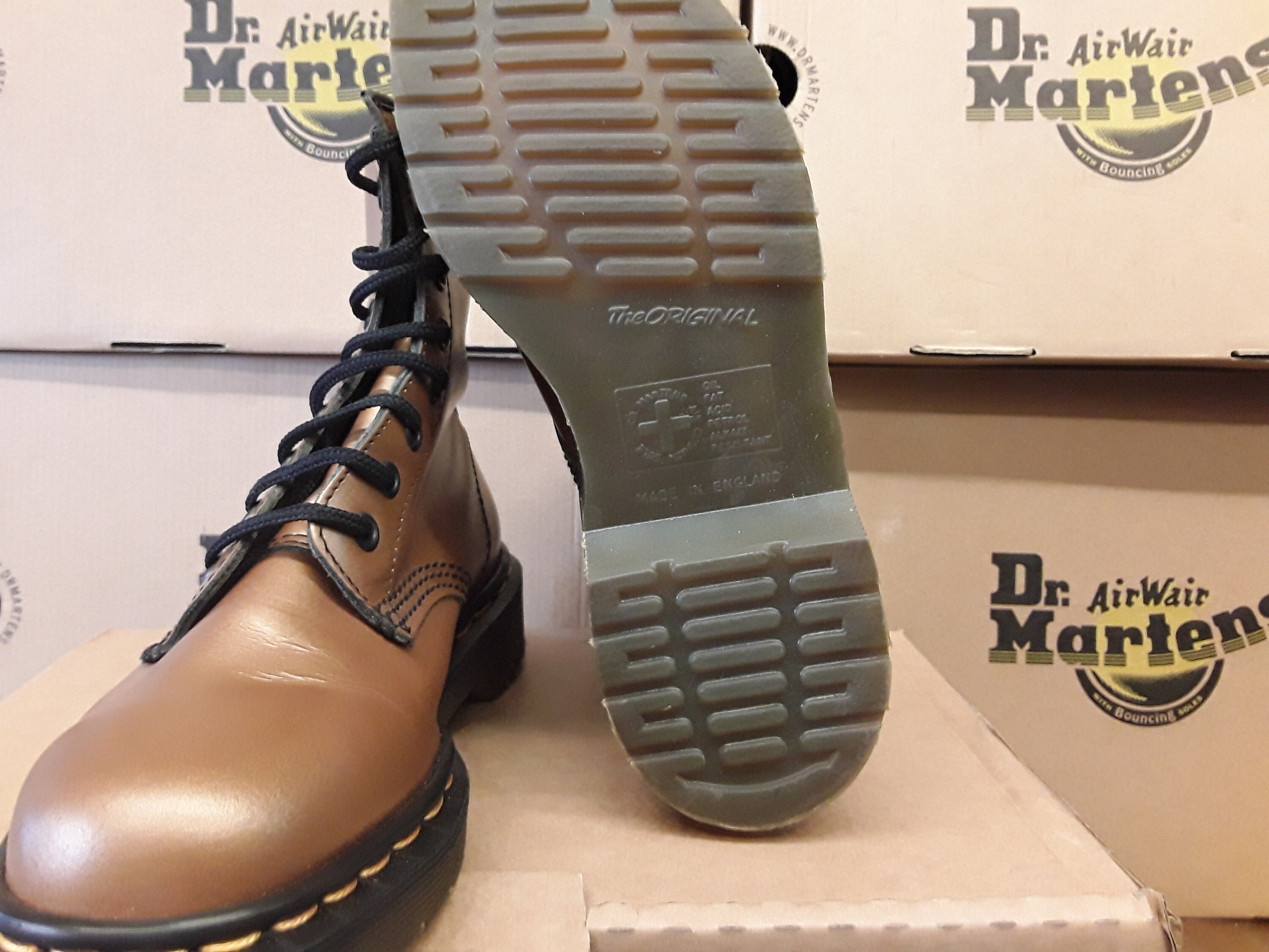 Dr martens store 146 gold
