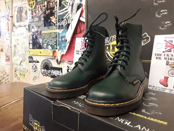 DR MARTENS KIDS Green Waxy 8 Hole Boot 