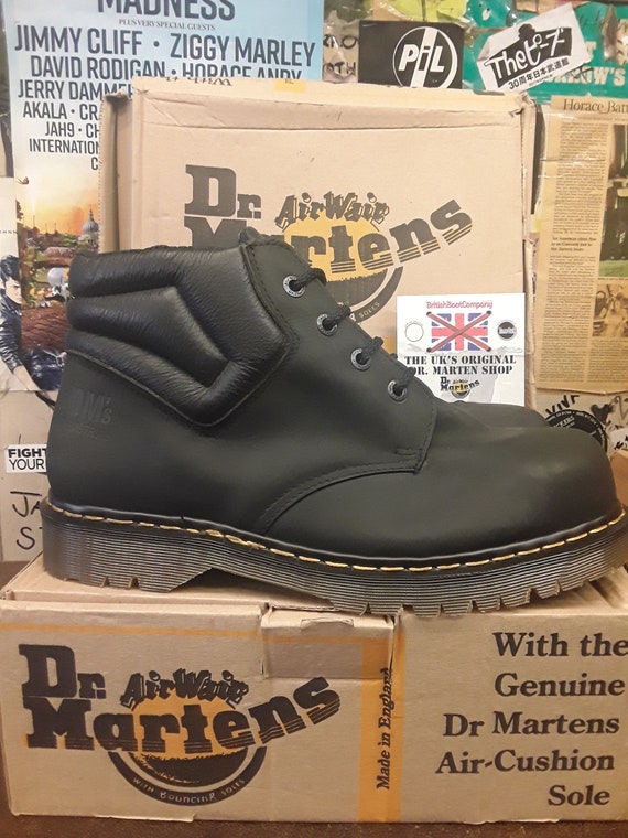 1460 Vintage Made in England Lace Up Boots in Black | Dr