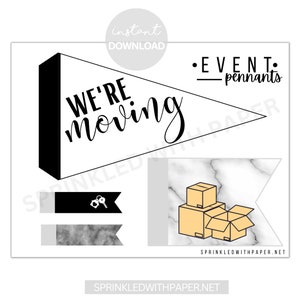 Pode incluir: Bandeira de pennant imprimível com o texto "We're moving" em texto preto sobre fundo branco. A bandeira tem formato triangular com uma borda preta. A bandeira está sobre um fundo de mármore branco. Há também duas bandeiras menores com uma chave e um padrão de mármore.