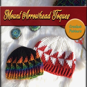Peut inclure: Deux bonnets au crochet, l'un avec un motif de flamme arc-en-ciel et l'autre avec un motif de drapeau canadien. Les bonnets sont sur une surface blanche et moelleuse. Le texte "Mount Arrowhead Toques Crochet Pattern" est en haut de l'image.