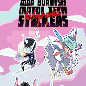 Könnte beinhalten: Vier holografische Aufkleber mit Comicfiguren in schwarz-weißen Anzügen mit bunten Akzenten. Die Figuren sind in verschiedenen Posen, darunter eine mit einem Schwert, eine mit einer leuchtenden Kugel und eine mit einem leuchtenden Würfel. Die Aufkleber sind mit "Mad Burnish Metal Tech Holographic Stickers" beschriftet.