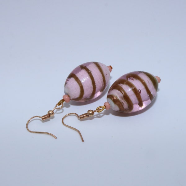 Boucles d'oreilles faites à la main avec perle ovale en verre rose avec un cœur blanc et spirale dorée et petites perles roses