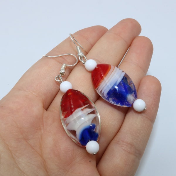 Boucles d'oreilles faites à la main avec une perle ovale en verrre avec cœur en forme de spirale tricolore en rouge, blanc et bleu