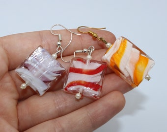 Boucles d'oreilles faites à la main de perles en verre transparent avec cœur blanc et violet, rouge ou jaune en forme de spirale