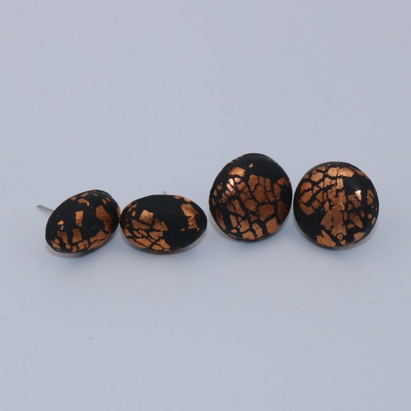 Boucles d'oreilles faites à la main en pâte polymère noire aux accents métalliques couleur cuivre en forme ronde et ovale