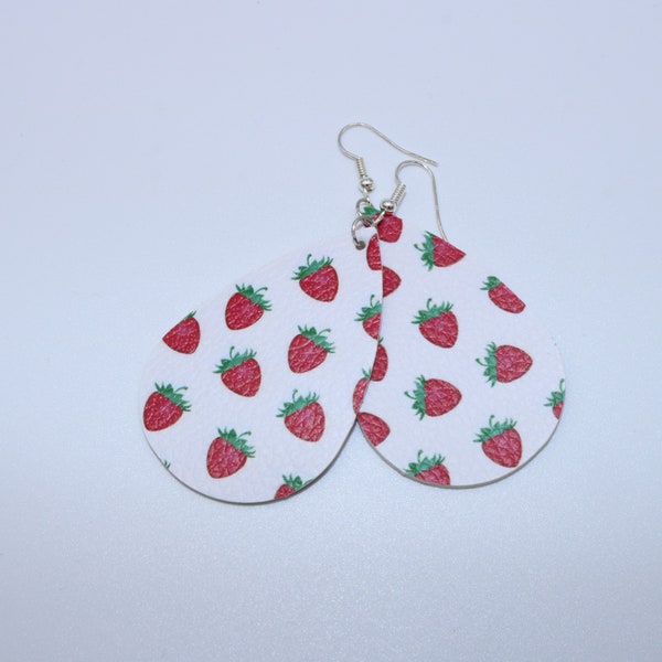 Boucles d'oreilles colorées aux motifs de fruits faites à la main avec pendentif en simili cuir blanc avec l'imprimé de fraises rouges