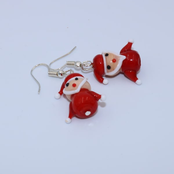 Boucles d'oreilles faites à la main de perles en verre rouge et blanc en forme de Père de Noël parfaites pour la période hivernale