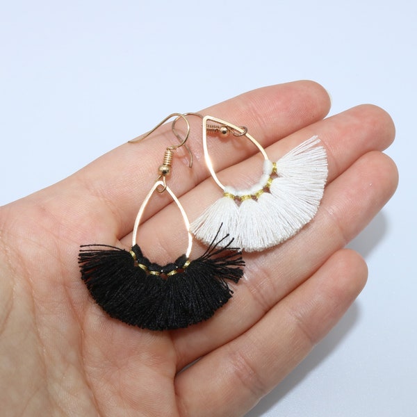 Boucles d’oreilles faites à la main avec pendentifs dorés en forme de goutte d’eau avec franges noires et blanches