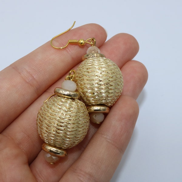 Boucles d'oreilles faites à la main avec perles rondes en bois couvertes de ficelle dorée, rondelles et perles à facettes