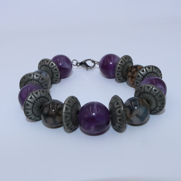 Bracelet fait à la main de perles violettes en résine, perles grises plates en plastique et en verre craquelé