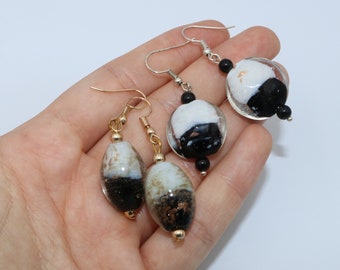 Boucles d’oreilles faites à la main avec perles en verre, coeur noir et blanc et accents brillants