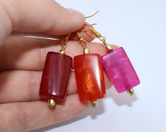 Boucles d'oreilles faites à la main avec de perles rectangulaires en résine rose, rouge ou orange et perles dorées en verre