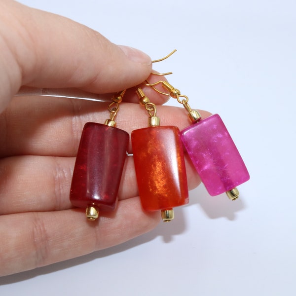 Boucles d'oreilles faites à la main avec de perles rectangulaires en résine rose, rouge ou orange et perles dorées en verre