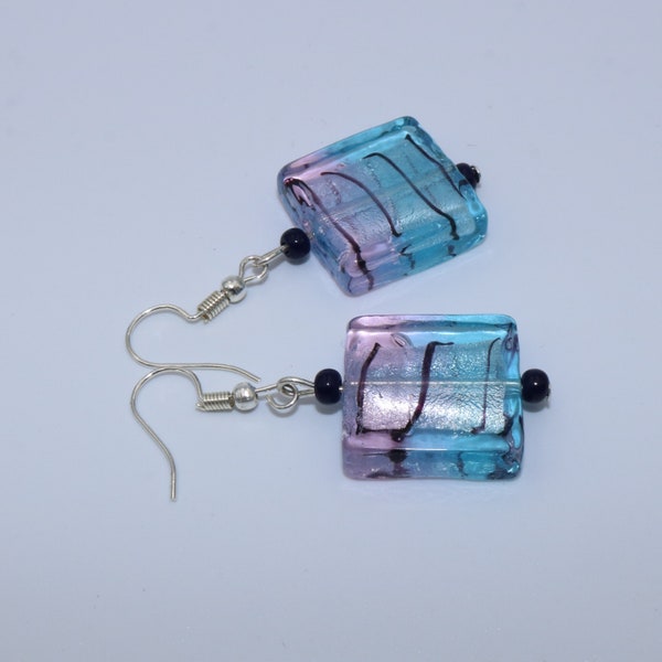 Boucles d'oreilles faites à la main avec perles carrées en verre bicolore en dégradé de rose à bleu claire avec lignes noires