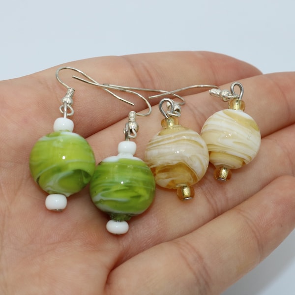 Boucles d'oreilles faites à la main de perles rondes en verre bi-couleur en vert ou beige aux accents blancs