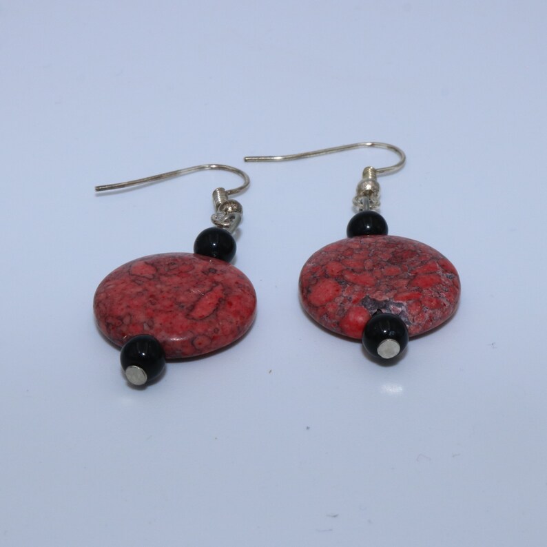 Pendientes de cerámica hechos a mano en color rojo, amarillo y morado con perlas negras imagen 9